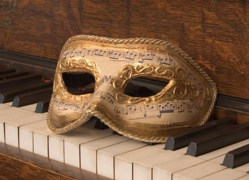 Masker op een piano