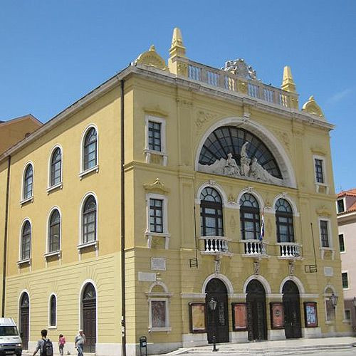 Zijaanzicht van het Kroatisch Nationaal Theater