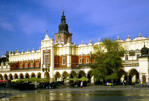 Voorkant van de Lakenhallen