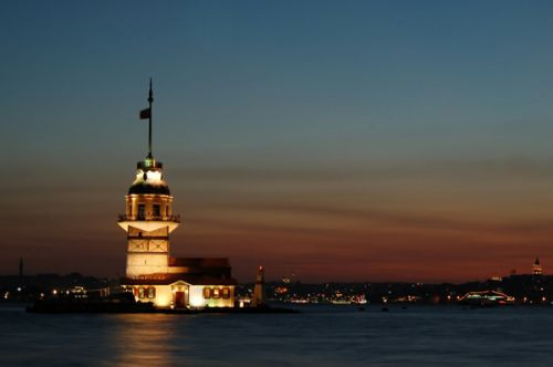 Nachtbeeld van de Leandertoren