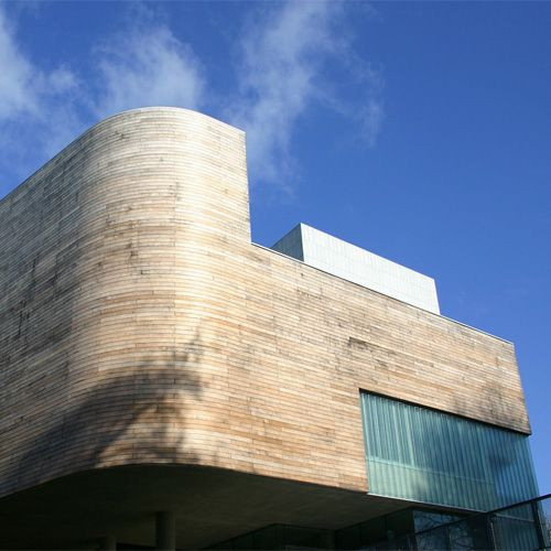 Zicht op de Lewis Glucksman Gallery