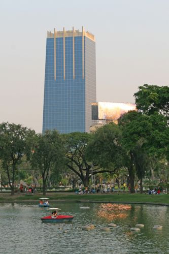 Wolkenkrabber bij het Lumphinipark