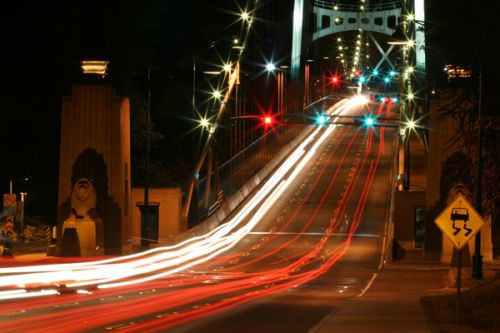 Nachtverkeer over de Lions Gate Bridge