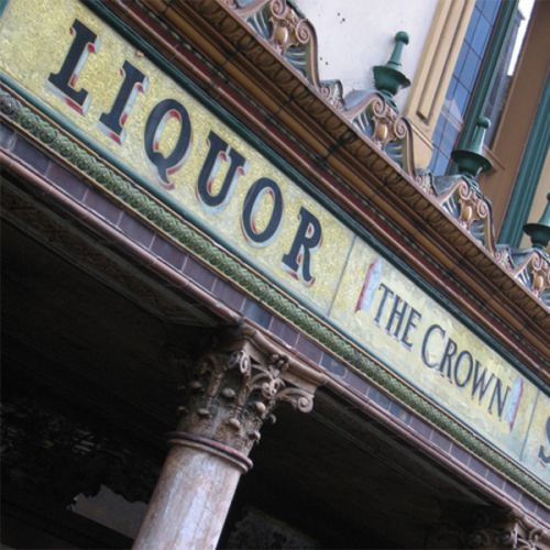 Naambord van de Crown Liquor Saloon