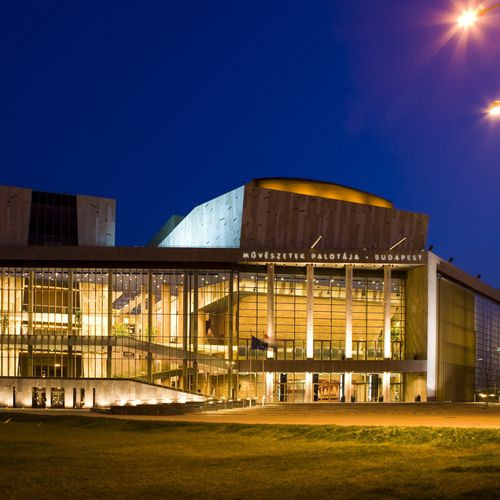 Het Ludwig Museum bij nacht