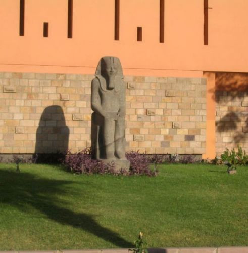 Beeld in de tuin van het Luxormuseum