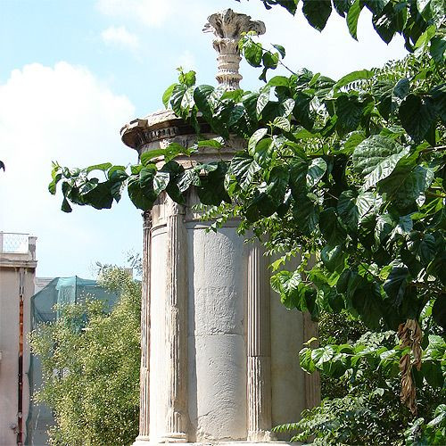 Zicht op het monument van Lysicrates