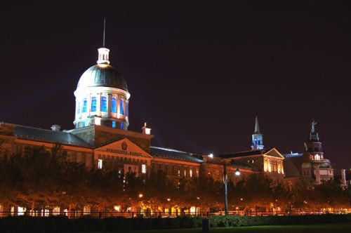 Nachtbeeld van de Marché Bonsecours