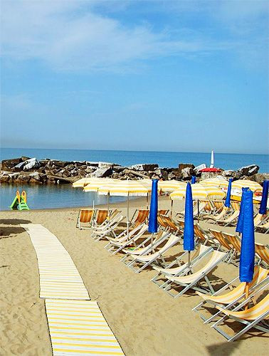 Ligstoelen in Marina di Pisa