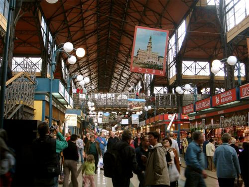 Kramen in de grote Markthal