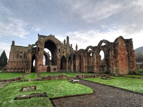 Totaalbeeld van de ruïnes van Melrose Abbey