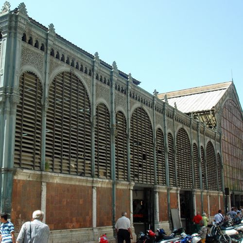 Buiten aan de Mercado Atarazanas