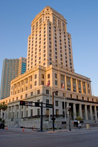 Onder aan het Miami-Dade County Courthouse