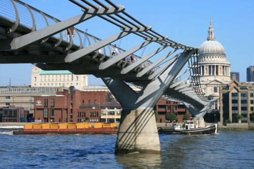 Onder aan de Millennium Bridge