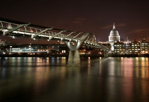 Nachtbeeld van de Millennium Bridge
