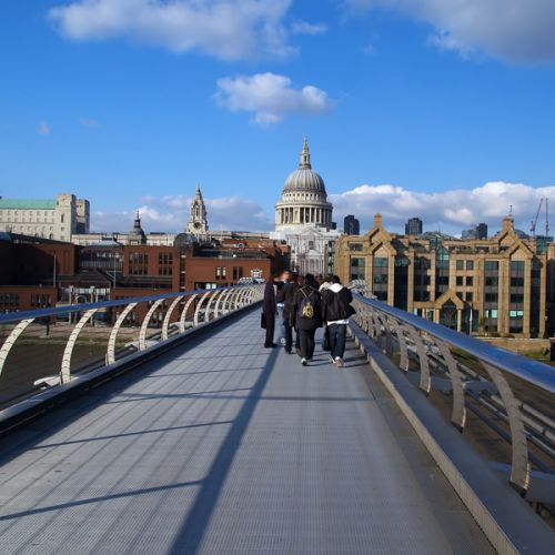 Wandelaars op de Millennium Bridge