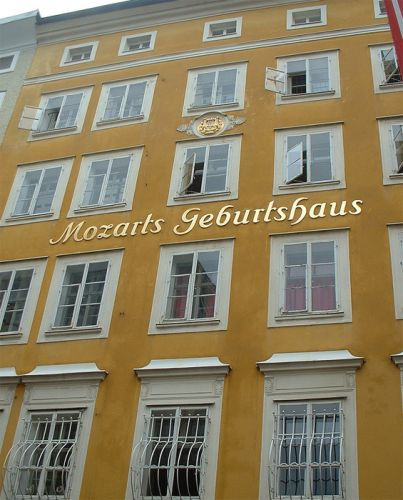 Voorkant van het geboortehuis van Mozart