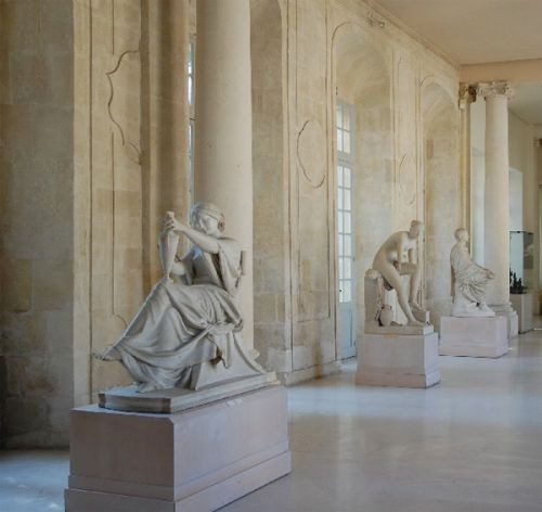 Standbeelden in het Musée Angladon