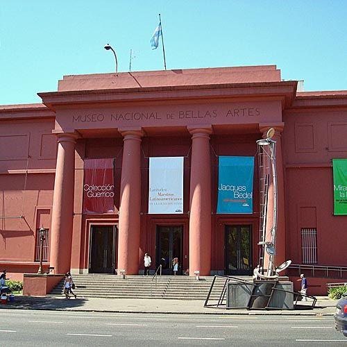 Voorkant van het Museo Nacional de Bellas Artes