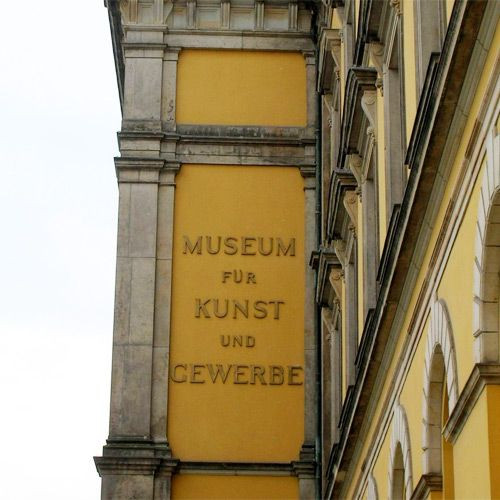 Naambord van het Museum für Kunst und Gewerbe