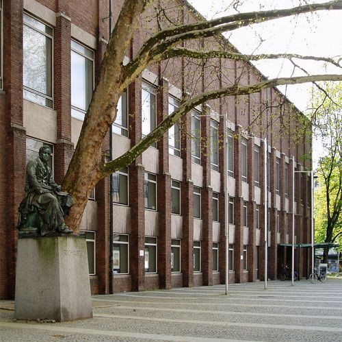 Zijaanzicht op het Museum voor Toegepaste Kunst