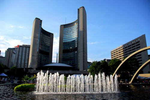 Gebouwen rond Nathan Phillips Square