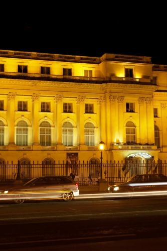 Het Nationaal Kunstmuseum van Roemenië bij nacht