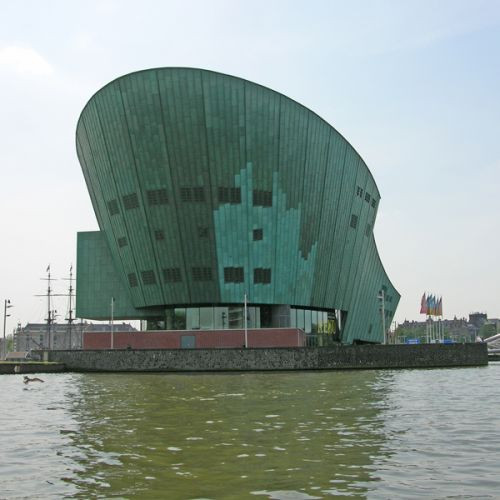 Zicht van over het water op het Nemo Science Center