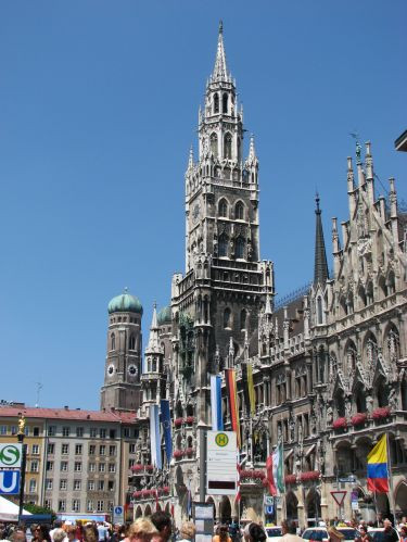 Zijaanzicht van het Neues Rathaus