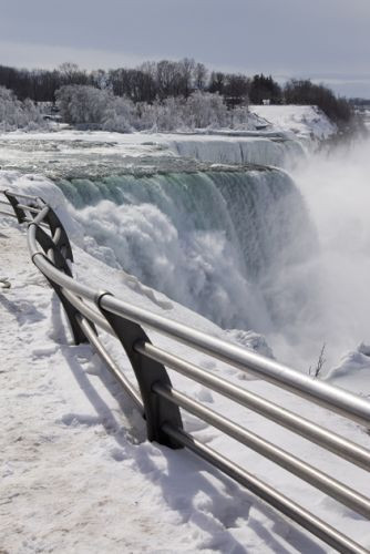 Sneeuw aan de Niagara Falls