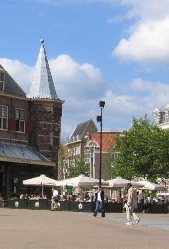 Zicht op de Nieuwmarkt en de Waag