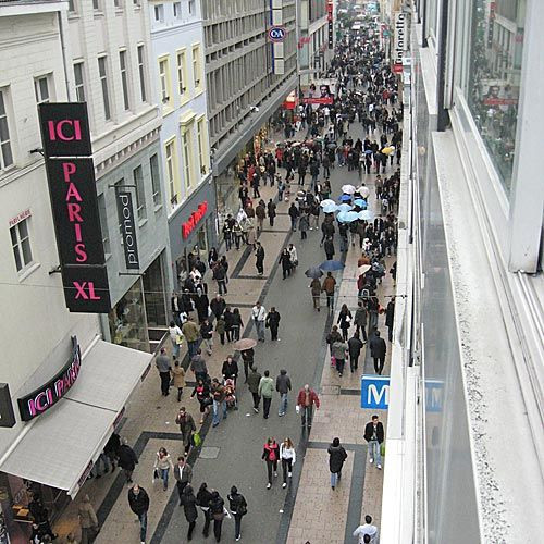 Wandelaars in de Nieuwstraat