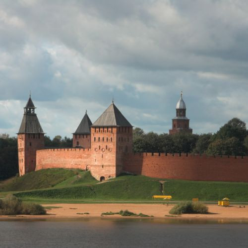 Zicht op de muren van Novgorod