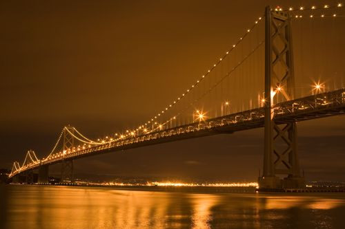 Nachtbeeld van de Oakland Bay Bridge