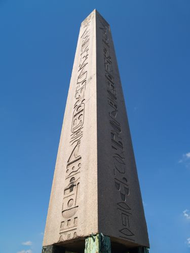 Onder aan de Theodosiusobelisk