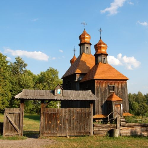 Houten gebouwen in het Openluchtmuseum Pirogovo