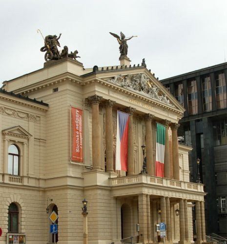 Gevel van de Staatsopera van Praag