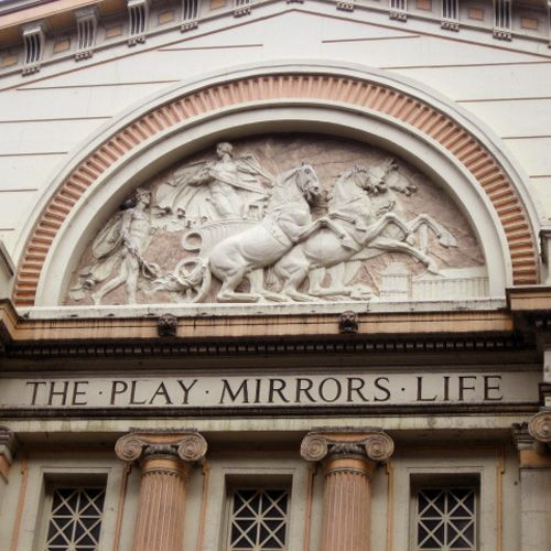 Relief aan het Opera House Manchester