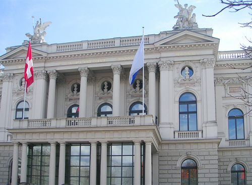 Vlaggen op het Opernhaus Zürich