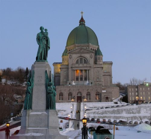 Standbeeld voor het Oratoire Saint-Joseph