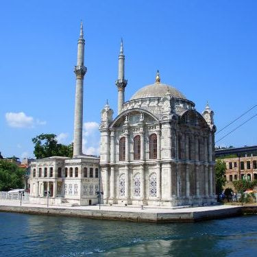 Zijaanzicht op de Ortaköy Moskee