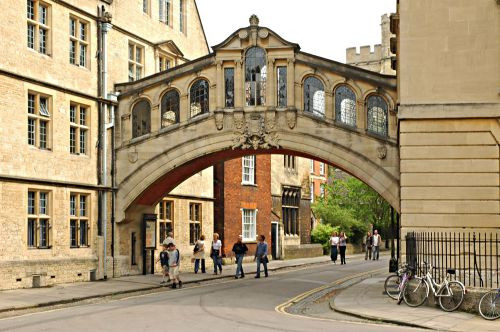 Zicht op Oxford Bridge