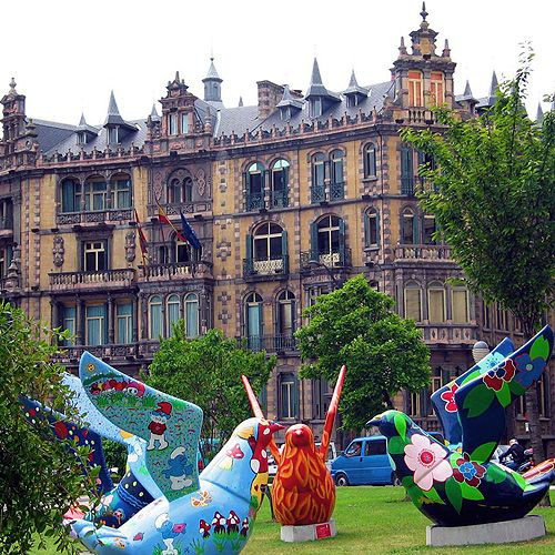 Kleurrijke vogels voor de Palacio de Chavarri