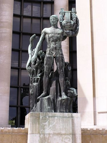 Standbeeld aan het Palais de Chaillot