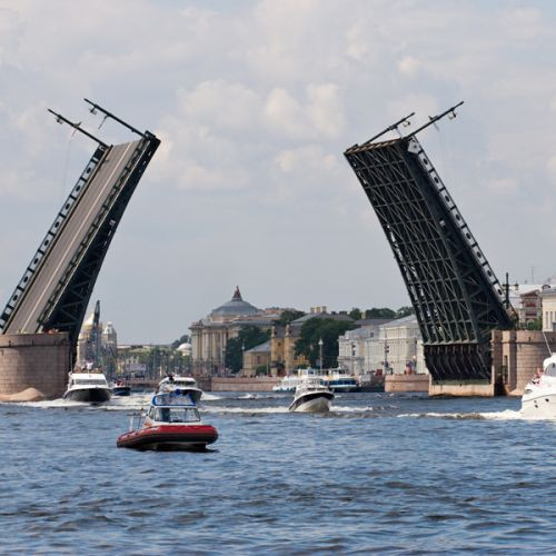 Openstaande brug in Sint-Petersburg