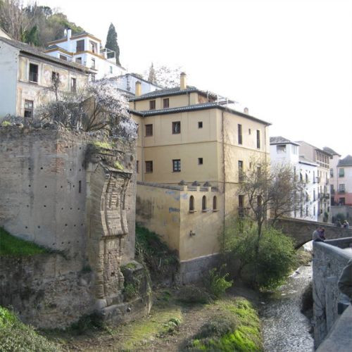 Beeld op de Paseo de los Tristes