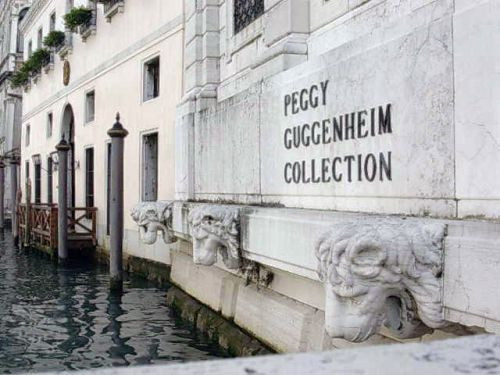 Buiten aan het Peggy Guggenheim Museum