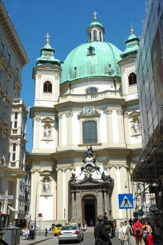 Voorkant van de Peterskirche