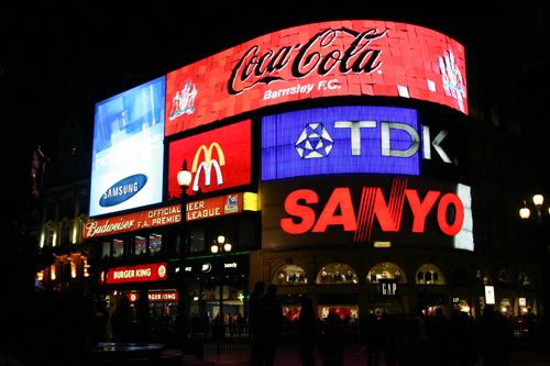 Nachtbeeld op Piccadilly Circus