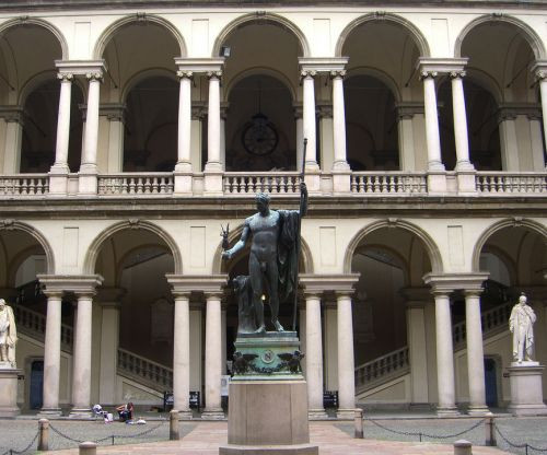 Standbeeld aan de Pinacoteca di Brera